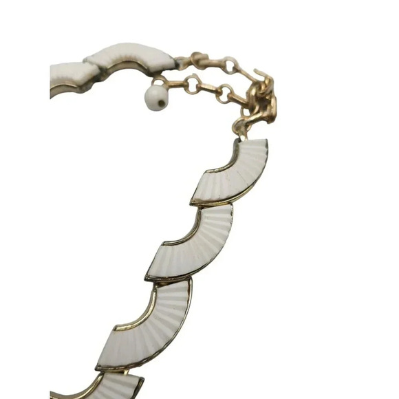 Coro White Thermoset Shell Necklace Gold Tone Vintage 16" - Picture 6 of 10